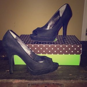 Candie’s Suede Heels in Black